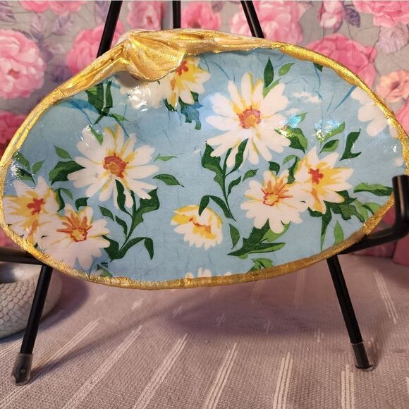 DECOUPAGE CLAM SHELL DECOUPAGE WHITE DAISY'S ON A CLAM SHELL TRINKET DISH - Picture 1 of 10